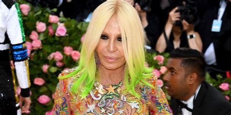 cina e versace|Versace apologizes after T.